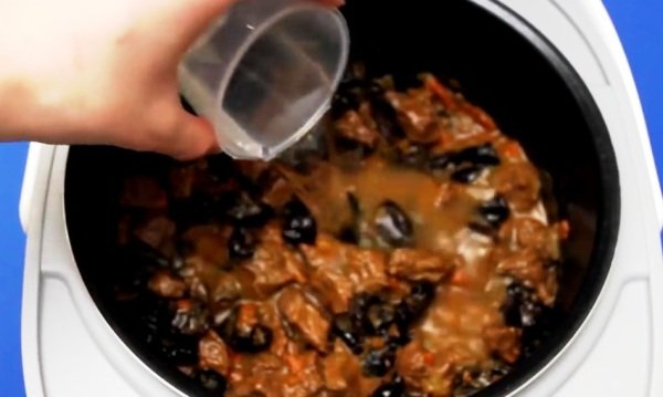 Яловичина з чорносливом в мультиварці: рецепт приготування
