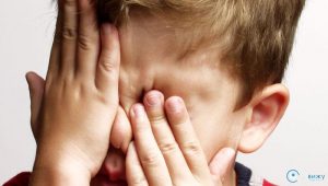 Чому сверблять очі лівий, правий в куточках або всередині у дорослого і дитини причини і можливі хвороби