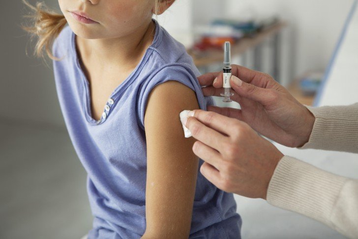 Як діти переносять щеплення від кору, краснухи і паротиту: вакцини КПК, побічні реакції та ускладнення