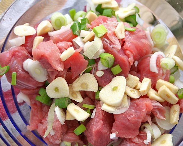 Свинина тушкована з овочами: рецепт приготування