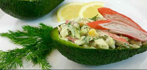 Салат з авокадо — рецепт з крабовими паличками, огірком, яйцем, помідорами, кукурудзою
