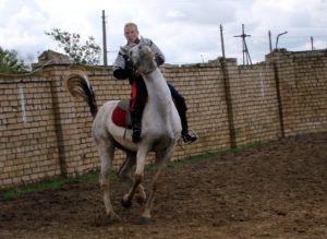 Як їздити на коні: правила і типові помилки