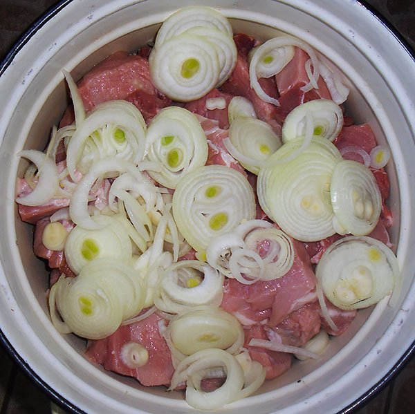 Запечена свинина в мультиварці: рецепт приготування