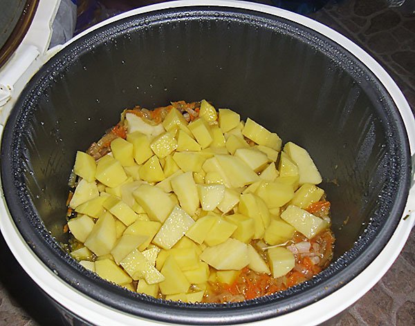Тушкована картопля в мультиварці Поларіс: рецепт приготування
