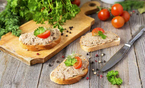 Смачні та прості бутерброди з печінкою тріски — святкові рецепти