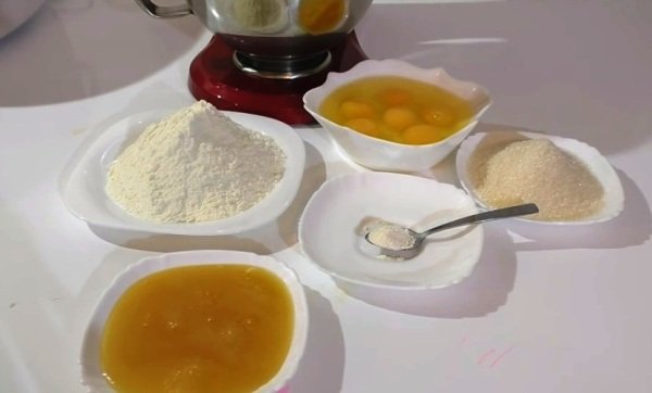 Медовий бісквіт для торта: рецепт приготування