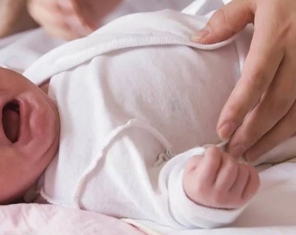 Як проявляються коліки у новонароджених і немовлят