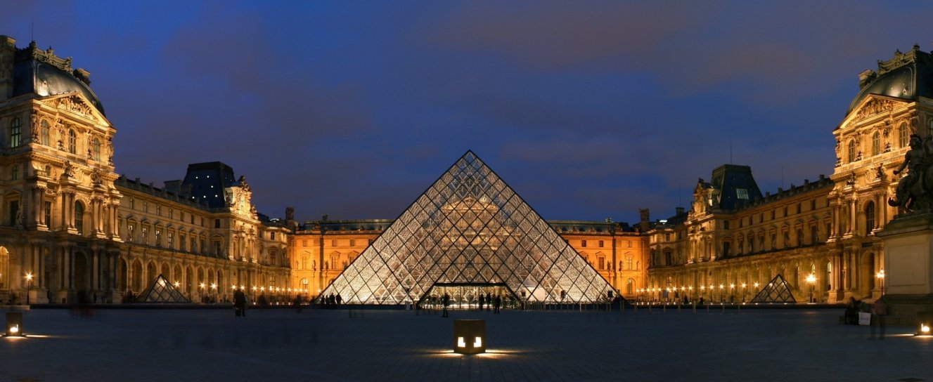 Памятки Лувру в Парижі