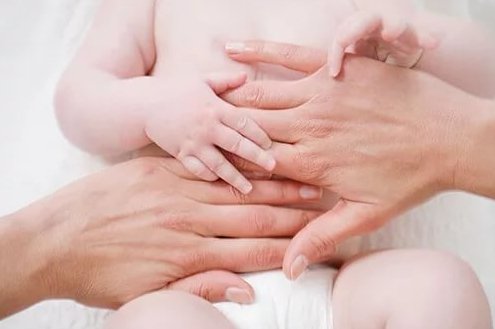 Бурчить в животі у немовляти У новонародженої дитини при годуванні