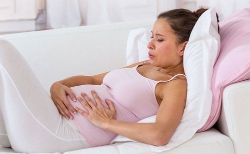 Чому зявляються ріжучі болі внизу живота при вагітності