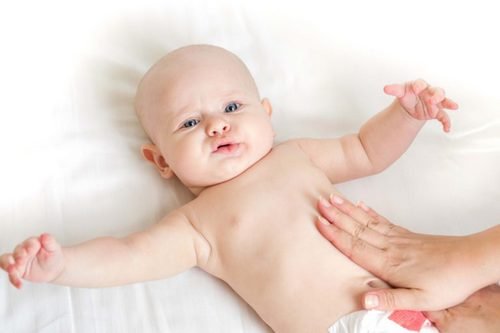 Чому бурчить в животі у немовляти, його лікування