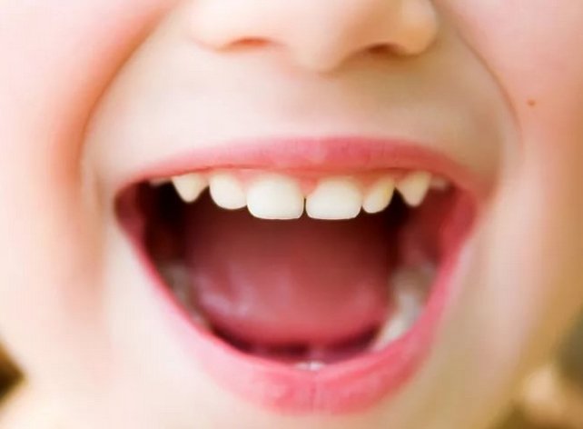 Запах ацетону з рота у дитини: причини і лікування