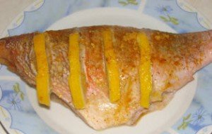 Запечена риба в сирному соусі
