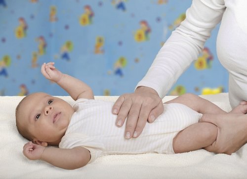 Чому бурчить в животі у немовляти, його лікування