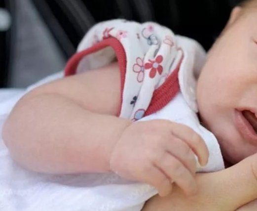 Чому гикає новонароджене немовля Що робити якщо гикавка у новонароджених Як допомогти немовляті при гикавці: грудної дитина гикає