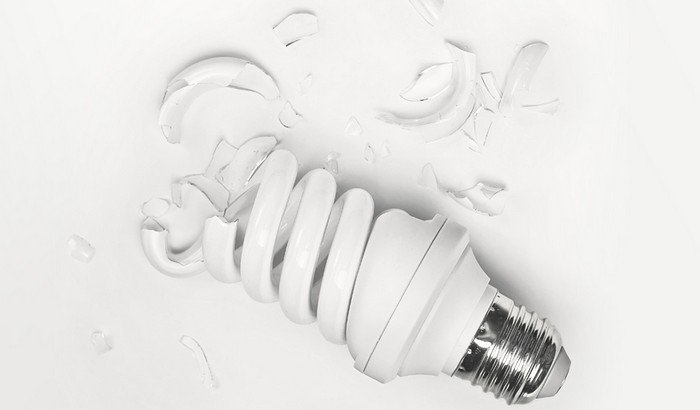 Розбилася енергозберігаюча лампочка: що робити
