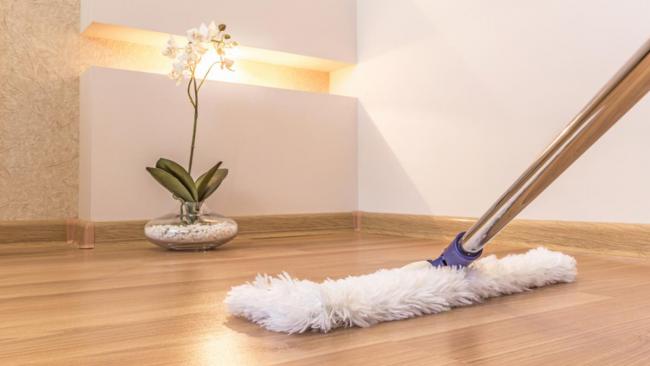Правила догляду за підлогою з ламінату в домашніх умовах; миючі засоби для чищення
