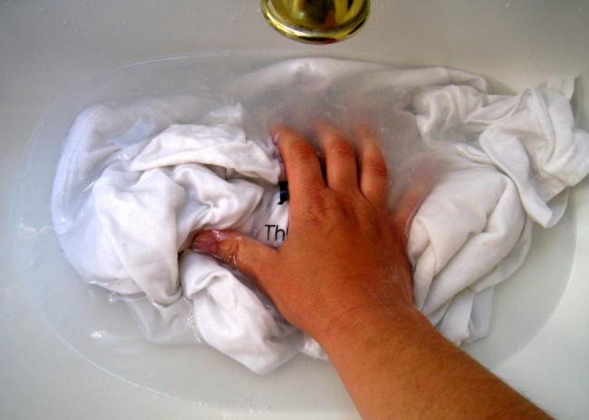 Як швидко позбавитися від запаху поту на одязі (свіжого, застарілого, въевшегося) з пранням і без? – народні та спеціальні засоби