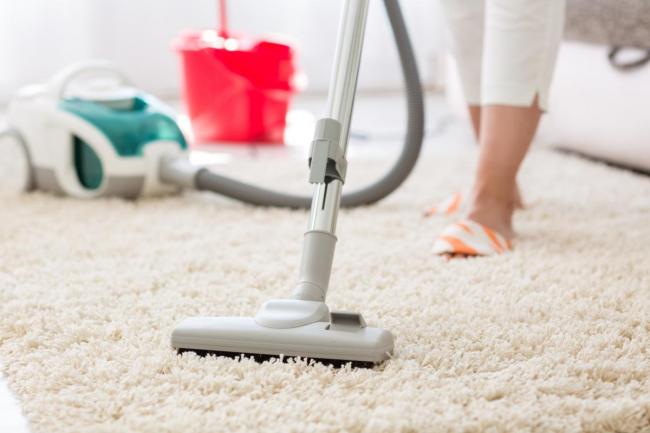 Як почистити килим (білий або кольоровий, довговорсове, вовняної, синтетичний, повстяний) в домашніх умовах; очищаємо плями швидко і ефективно за допомогою народних засобів, побутової хімії та спеціальних агрегатів
