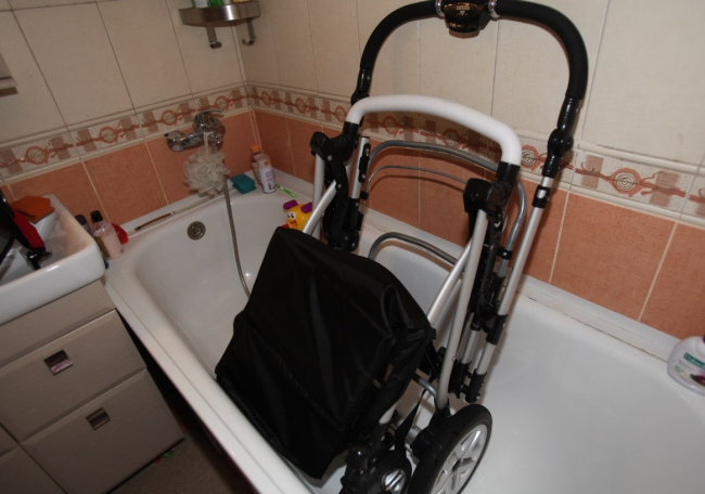 Як випрати дитячу прогулянкову коляску (капюшон, чохли) в домашніх умовах? – ручний спосіб і в пральній машині