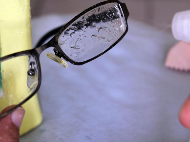 Як і чим правильно чистити сонцезахисні окуляри для зору з оптикою (пластикові і скляні лінзи) в домашніх умовах?