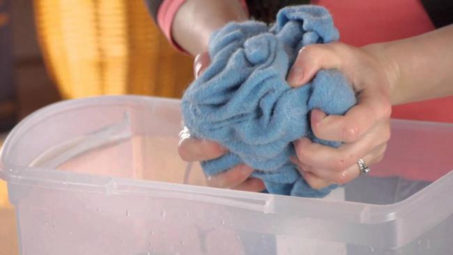 Як правильно прати вовняні речі в пральній машинці і руками? – відповідні режим, температура і засоби