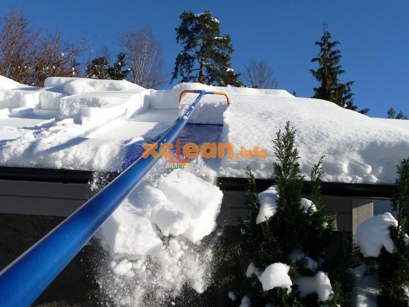 Прибираємо сніг правильно з допомогою спеціальної техніки і без неї (у дворі, з даху, з балкона) – інструкція з відео та текстова покрокова