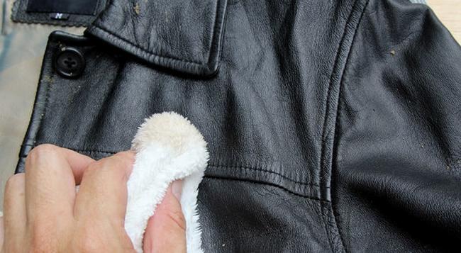 Чистимо піджак (рукави, пахви, лікті, манжети, комір) від засмальцьованості, плям і поту в домашніх умовах – замшевий, вовняної, вельветовий, шкіряний, лляний