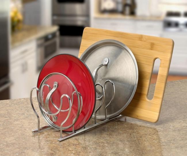 Ідеї, як зручно зберігати кришки на кухні – від каструль, банок, сковорідок і харчових контейнерів