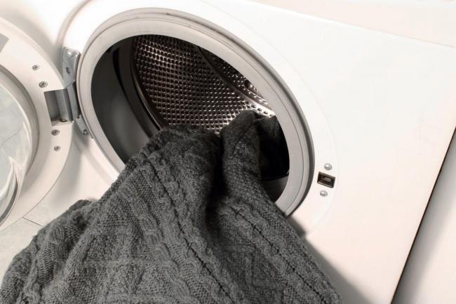 Як правильно прати вовняні речі в пральній машинці і руками? – відповідні режим, температура і засоби