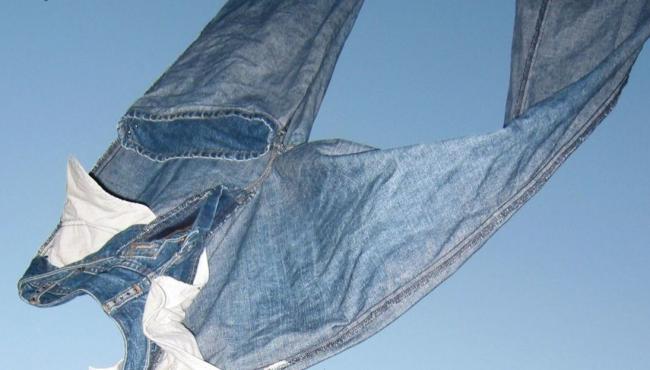 Як і чим можна швидко вивести свіжі і старі жирні плями з джинсів? – ефективні народні засоби