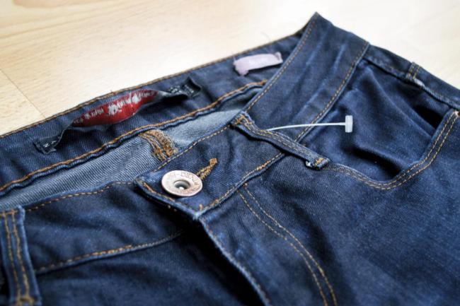 Стираємо джинси (чорні і кольорові) правильно в пральній машині і вручну – відповідні температура і режим