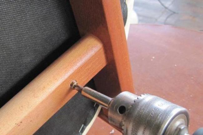 Як відремонтувати деревяний стілець (чиним ніжку, розхиталася спинка, заміна сидіння і оббивки) своїми руками в домашніх умовах; відновлюємо офісне або компютерне крісло – інструкція з відео
