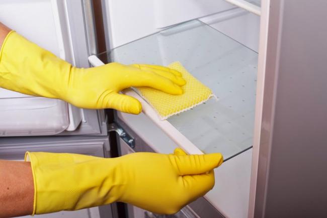 Як і чим можна правильно помити нових холодильник всередині перед першим включенням? – народні засоби і побутова хімія