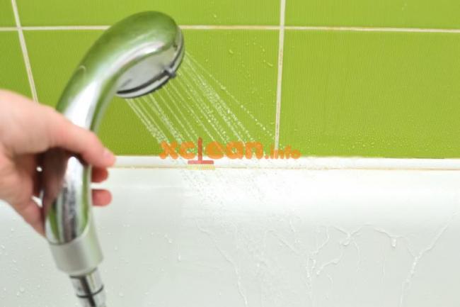 Народні та побутові засоби для чищення акрилової ванни в домашніх умовах; особливості догляду; видалення осаду і водного каменю