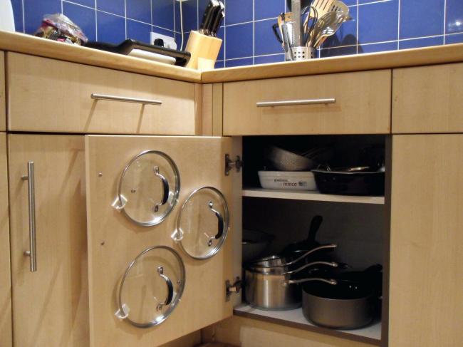 Ідеї, як зручно зберігати кришки на кухні – від каструль, банок, сковорідок і харчових контейнерів