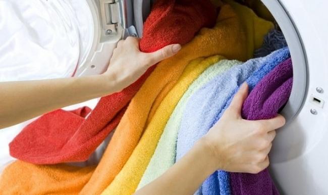 Як в домашніх умовах закріпити акрилову фарбу на одязі, якщо тканина линяє? – ефективні народні способи