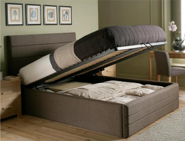 Зберігання ковдр різними способами (у шафі, під ліжком, в ящиках і контейнерах, в вакуумних чохлах і кофрах) в домашніх умовах