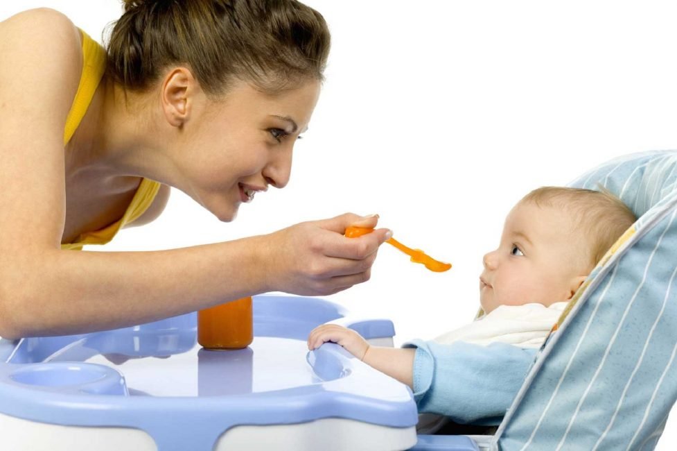 Прикорм дитини: поради, правила і рекомендації в перший місяць