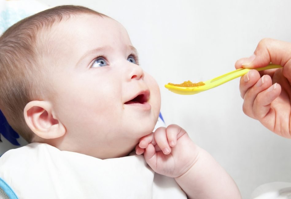 Прикорм дитини: поради, правила і рекомендації в перший місяць