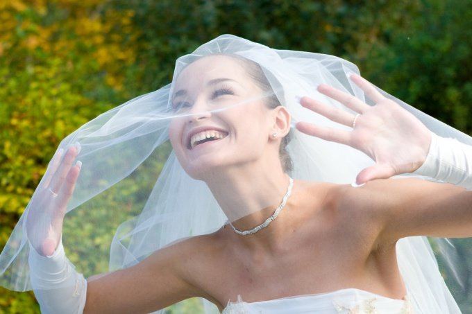 Бачити себе в сні у весільній сукні, фаті: значення сонника для заміжніх і незаміжніх жінок