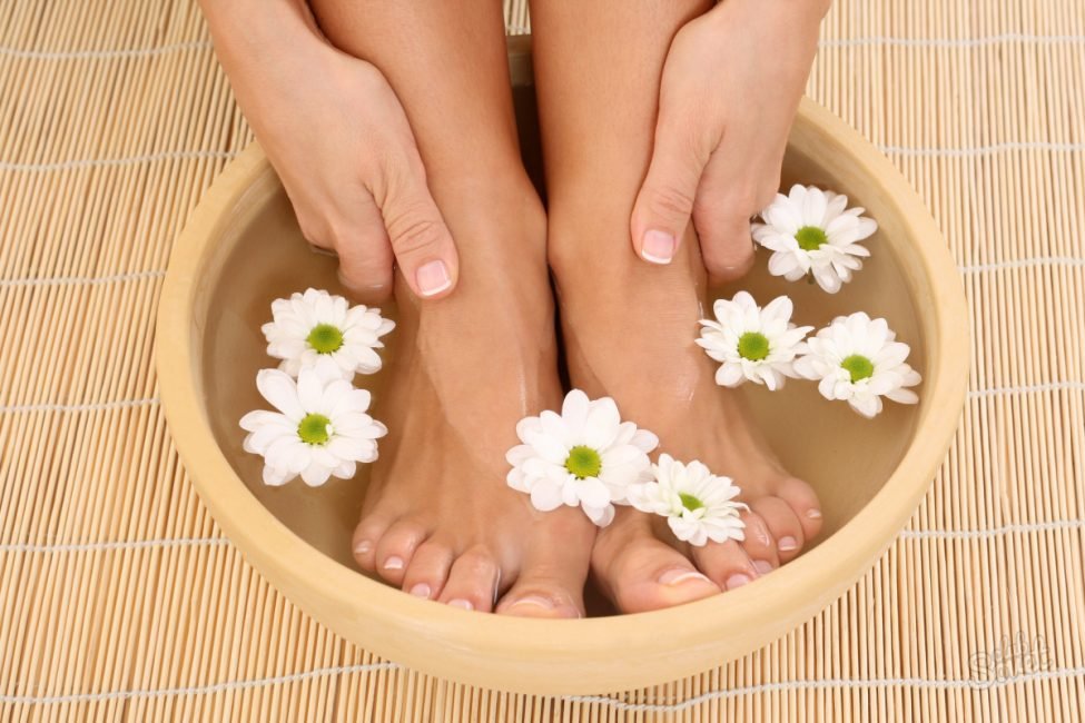Як ефективно позбутися від неприємного запаху і пітливості ніг в домашніх умовах? ТОП 10 засобів і рад