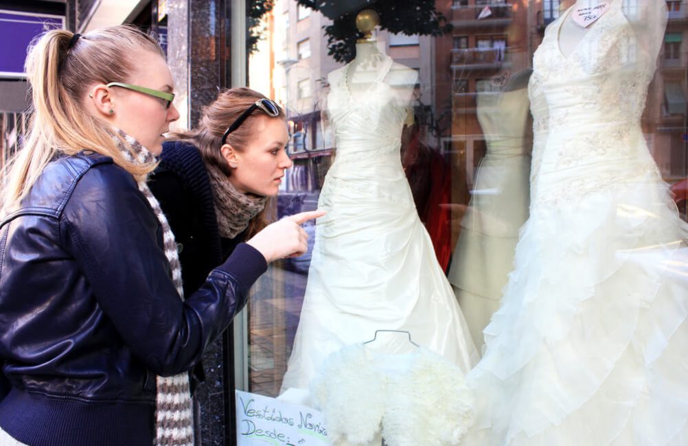 Бачити себе в сні у весільній сукні, фаті: значення сонника для заміжніх і незаміжніх жінок