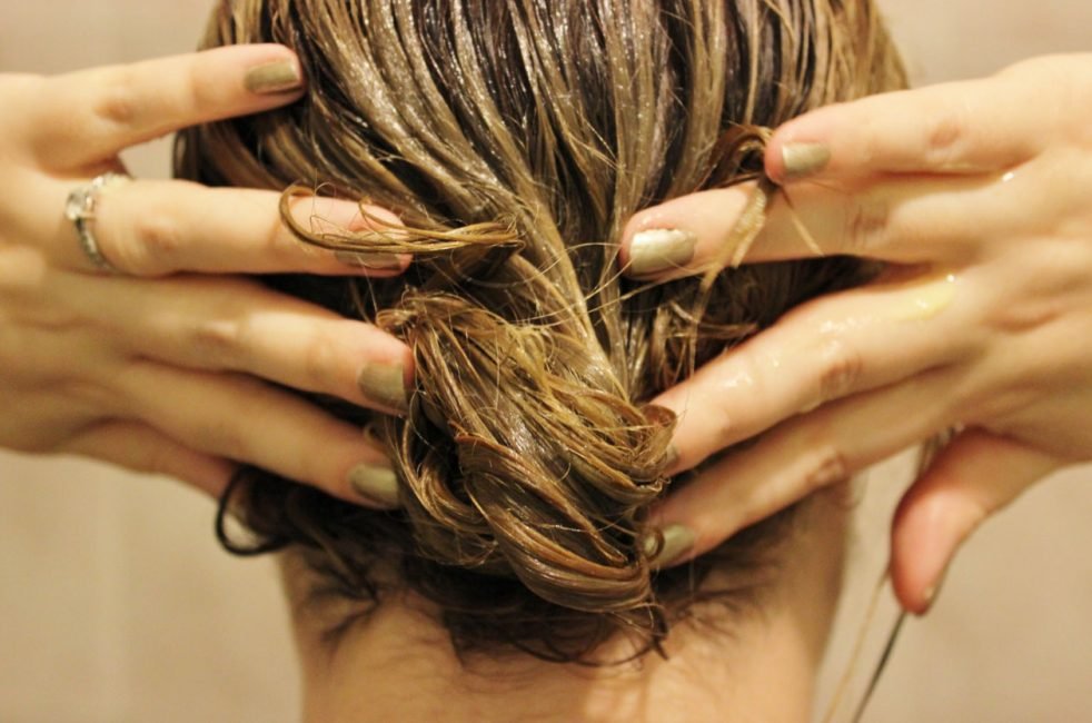 Як швидко освітлити волосся в домашніх умовах без шкоди з фарбою, без фарби, перекисом: 5 кращих рецептів