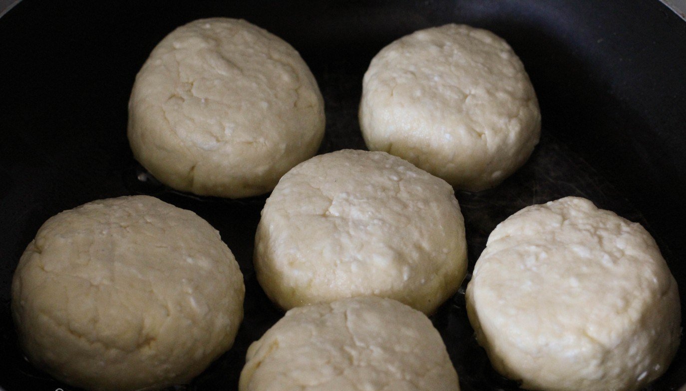Сирники із сиру на сковороді: ТОП 10 кращих покрокових рецептів з ФОТО