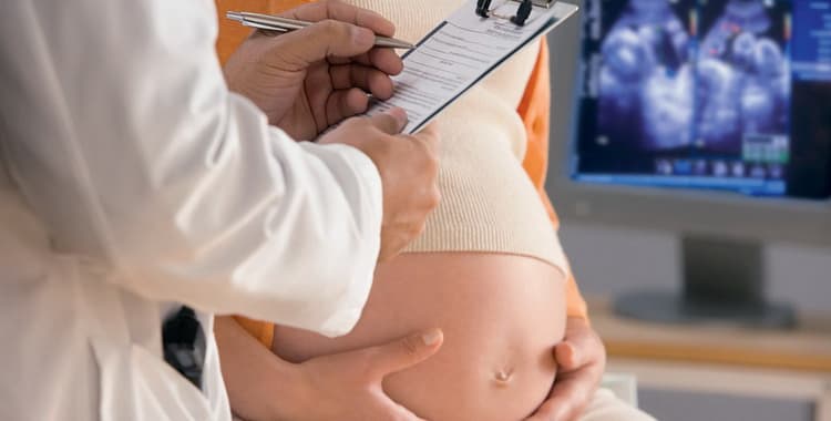 Білі виділення при вагітності: що означають