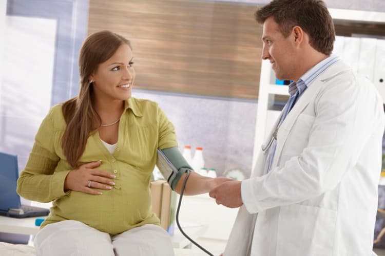 Молозиво при вагітності: що це час появи