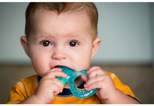 Може блювання бути одним із симптомів при прорізуванні зубів у дітей