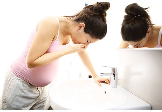 Про що може свідчити блювота жовчю при вагітності на різних термінах і як полегшити стан