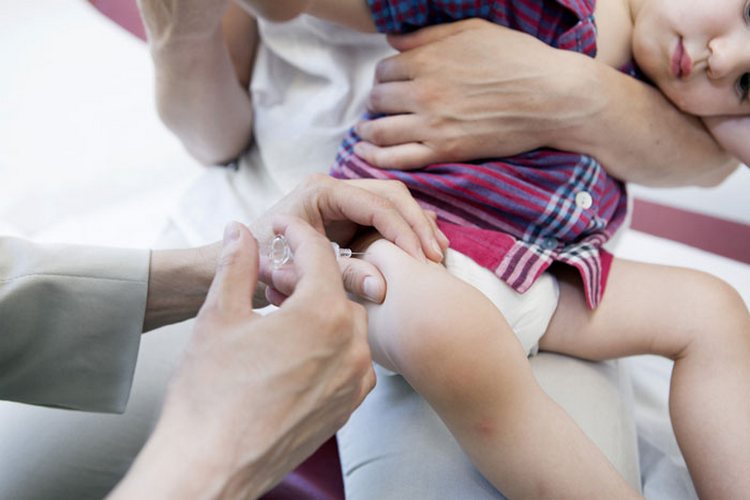 Щеплення від пневмонії дітям: вакцини, реакція